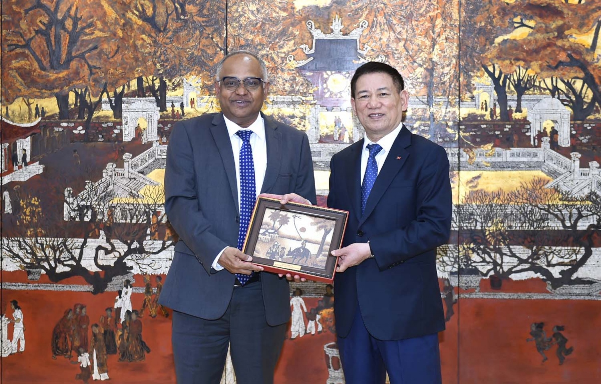 Vietnamese Finance Minister Ho Duc Phoc (R) and ADB Vietnam Country Direcctor Shantanu Chakraborty during their meeting in Hanoi on February 23. (Photo: MoF)