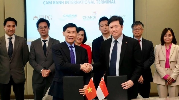 Representatives of Cam Ranh International Terminal Joint Stock Company and Changi International Airport at the signing ceremony