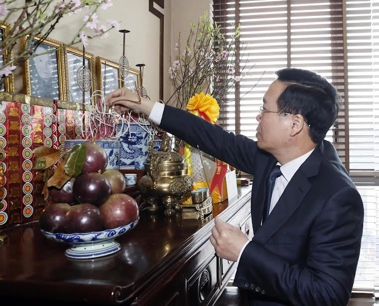 President Vo Van Thuong offers incense to late Party General Secretary and President Truong Chinh on the occasion of the 2024 lunar New Year