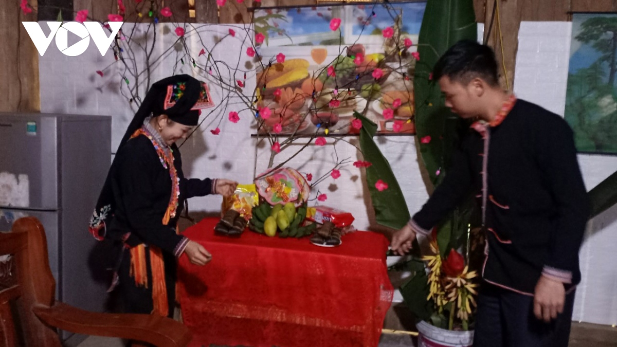 The Red Dao ethnic people display offerings on the ancestral altar