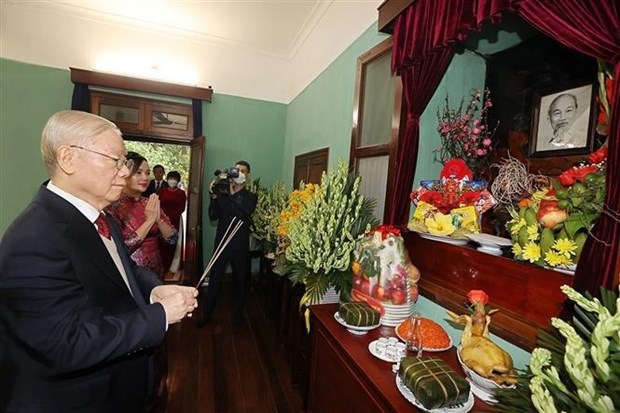 Party General Secretary Nguyen Phu Trong offers incense in tribute to late President Ho Chi Minh  (Photo: VNA)