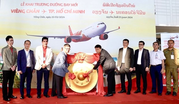 Bounteng Symoon, Deputy Director General of the Lao Civil Aviation Administration, and Nguyen Thanh Son, Vietjet Vice President, and delegates conduct the rite to launch the new route at Wattay airport in Vientiane (Photo: courtesy of Vietjet)