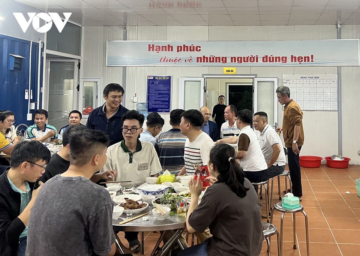 A year-end party of engineers and workers at the construction site