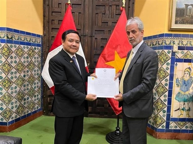 Vietnamese Ambassador to Peru Bui Van Nghi (L) presents a copy of his credentials to Director –General of Protocol and State Ceremony at the Ministry of Foreign Affairs of Peru Jaime Cacho-Sousa Velázquez (Photo: VNA)