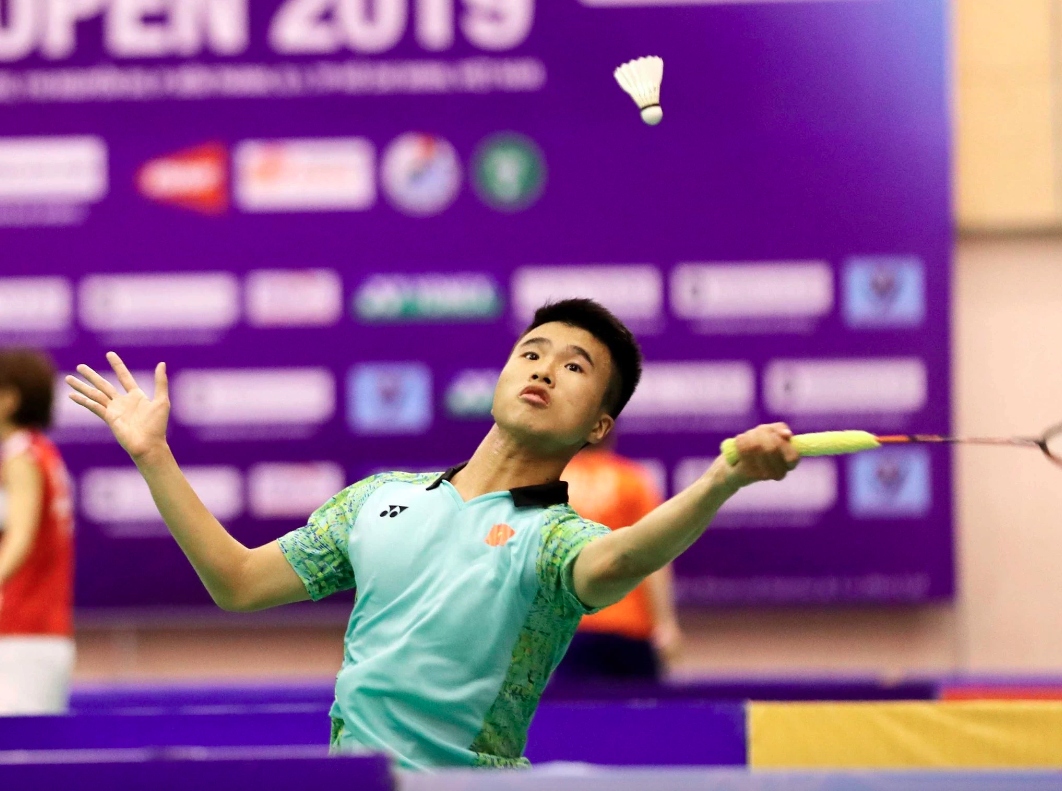 Nguyen Hai Dang wins trophy at Iran international badminton tournament. (Photo: Thanhnien.vn)