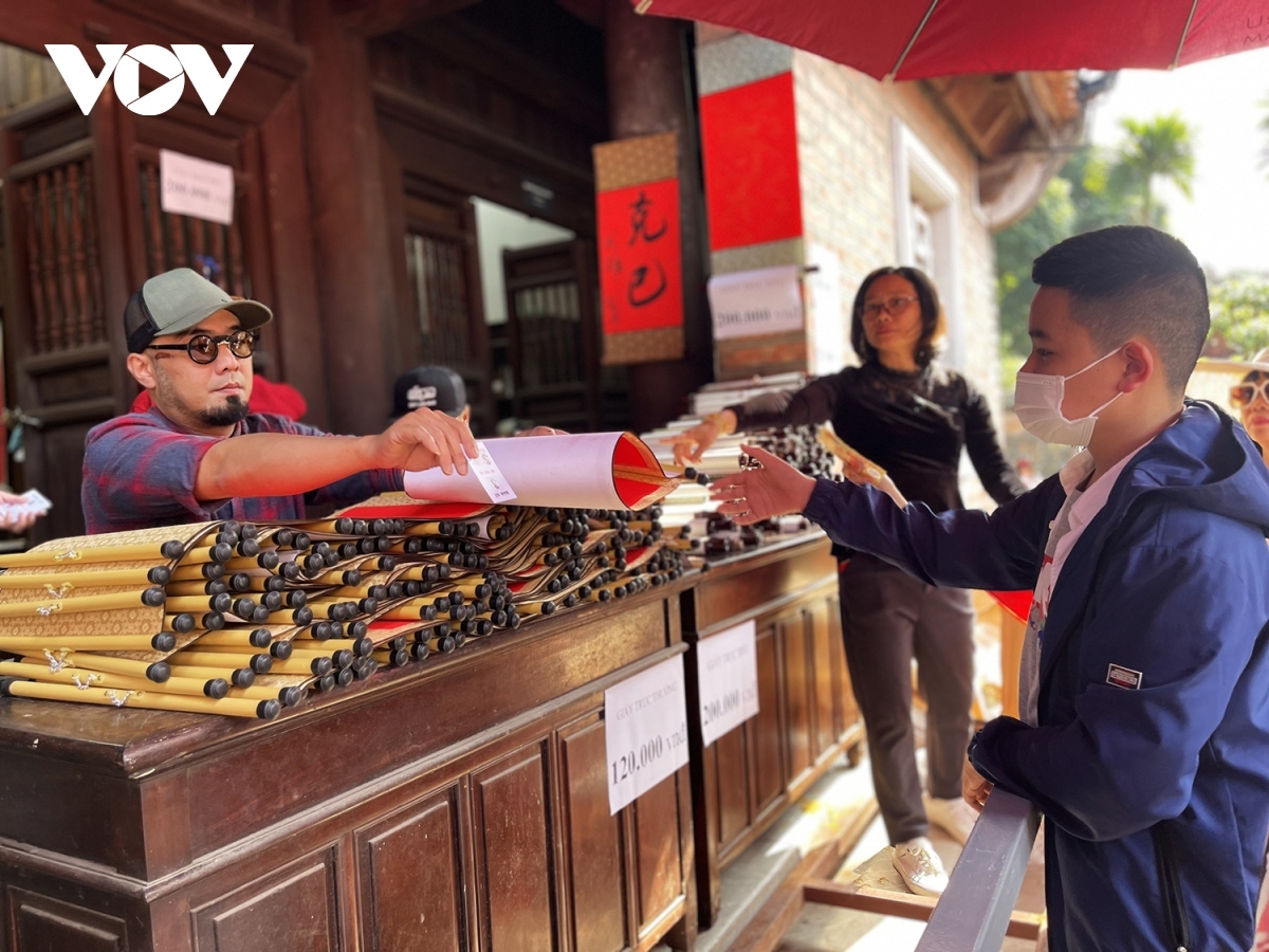 It's a tradition for both locals and tourists to visit the Temple of Literature, especially during the spring calligraphy festival, in order to have meaningful words written in calligraphy for the lunar new year.