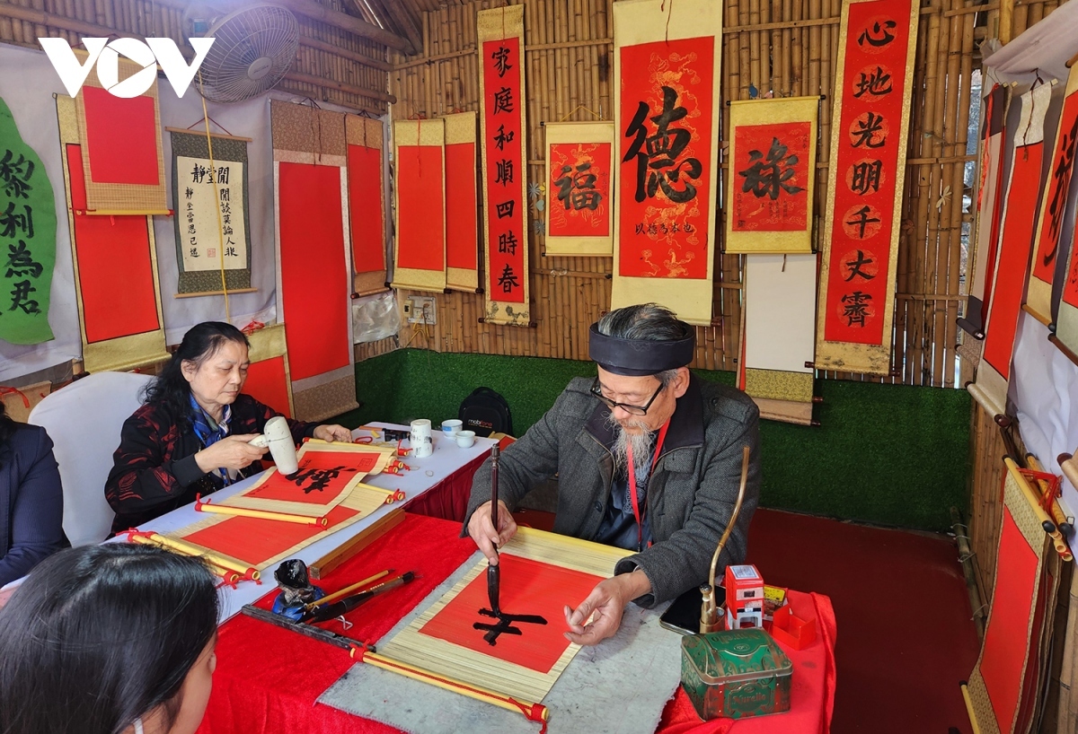This year sees the festival draw the participation of 40 calligraphers who are all members of calligraphic clubs in the capital.