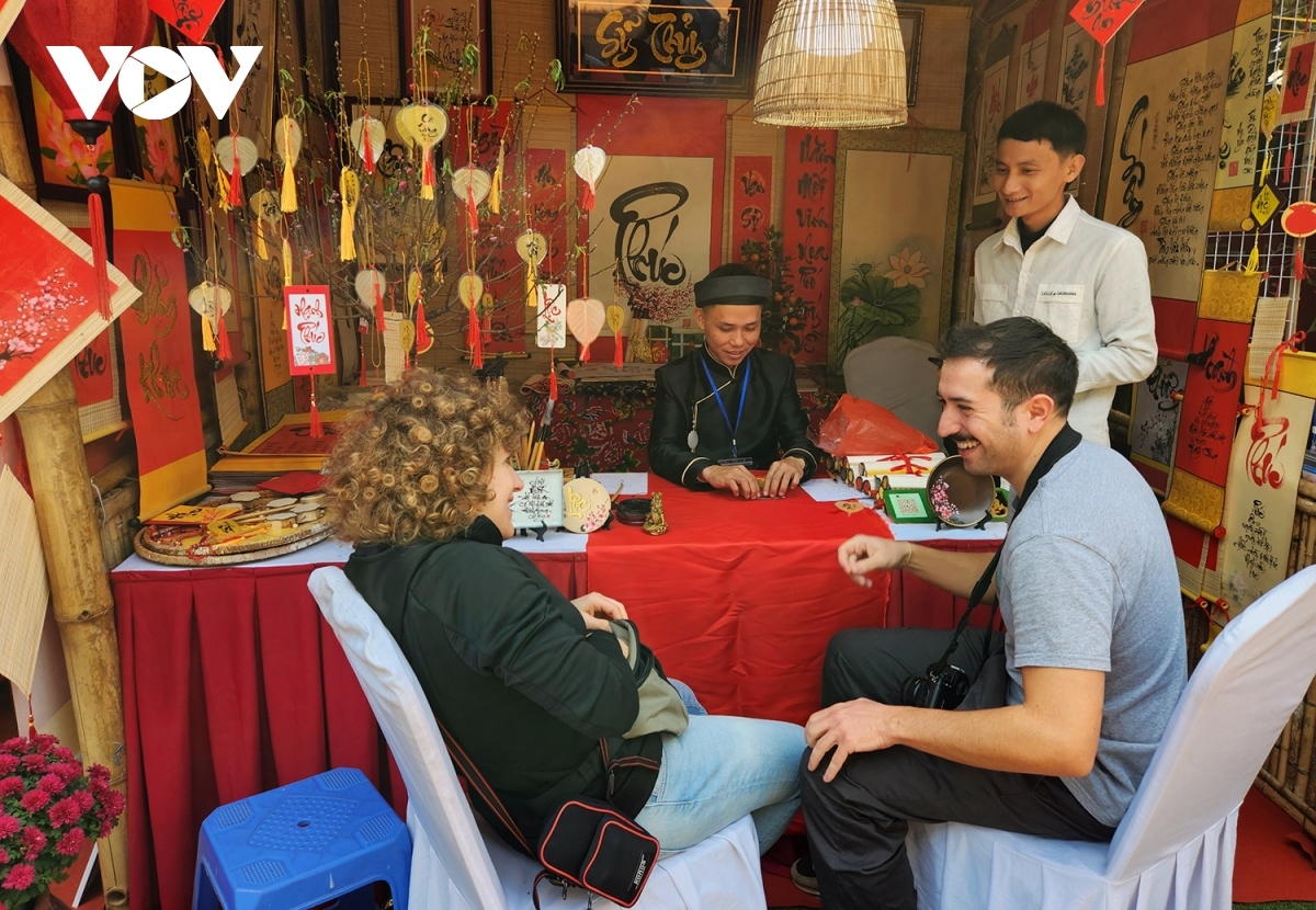 A foreign couple are eager to ask for calligraphy works and pray for good luck.