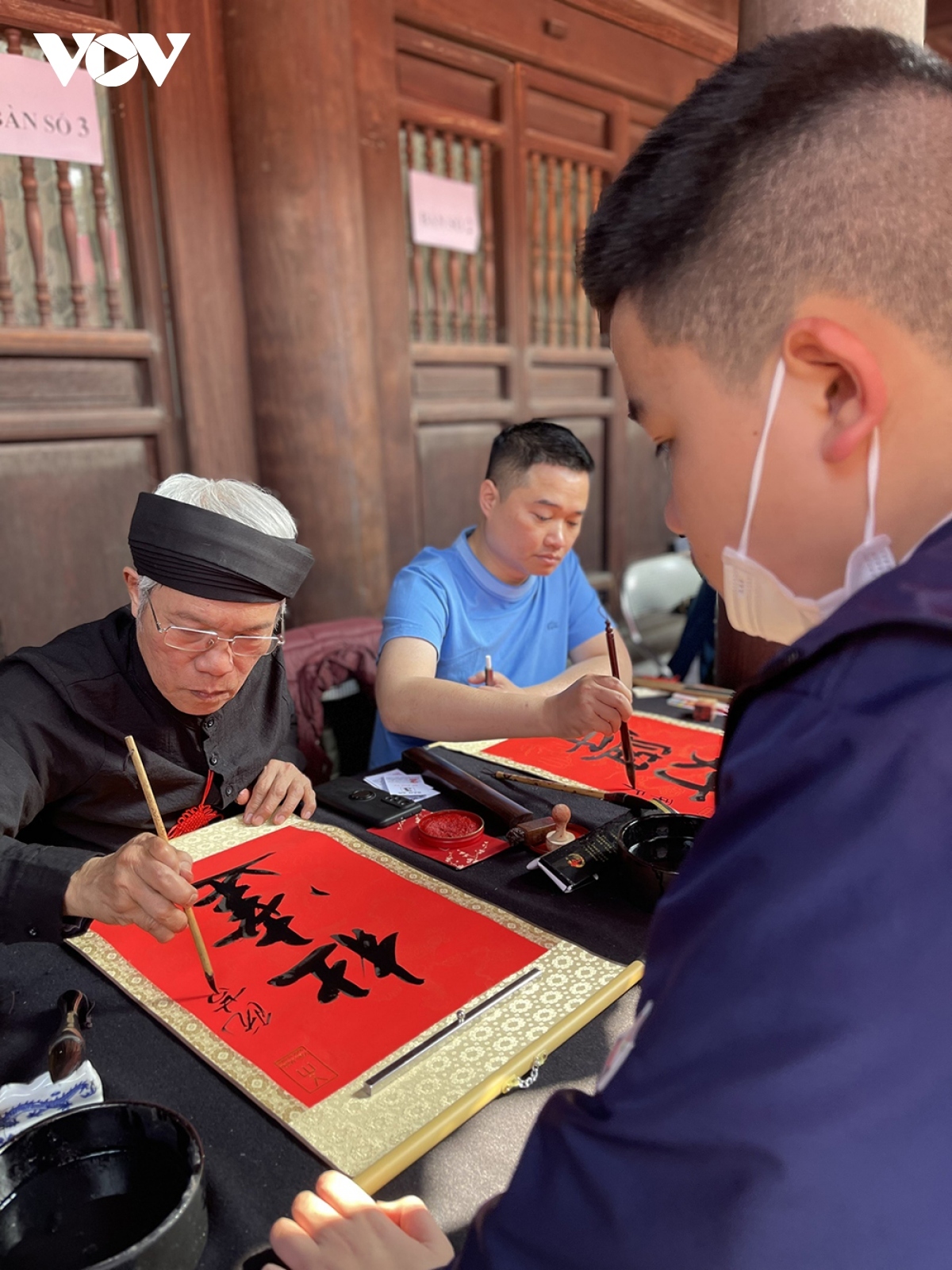 The act of giving letters at the Temple of Literature is rooted in the tradition of studiousness that originally comes from ancient times. Before each important exam, students often come here to ask for words like "Đăng Khoa" (registration) and "Đỗ Đạt" (pass).