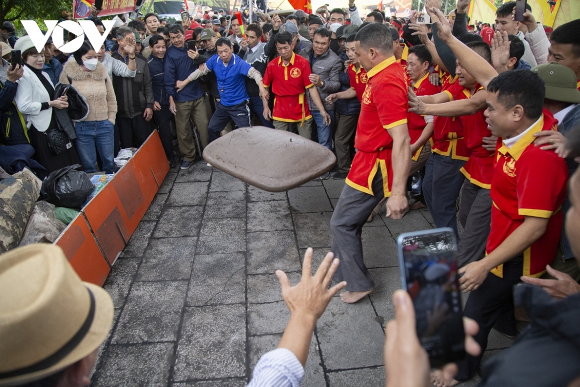 Legend has it that during the time of Hai Ba Trung (Trung sisters), female general Le Chan asked her soldiers to make clay firecrackers in order to create loud explosions to threaten the foreign invaders. Since then, clay firecrackers has become a traditional game played at festivals.