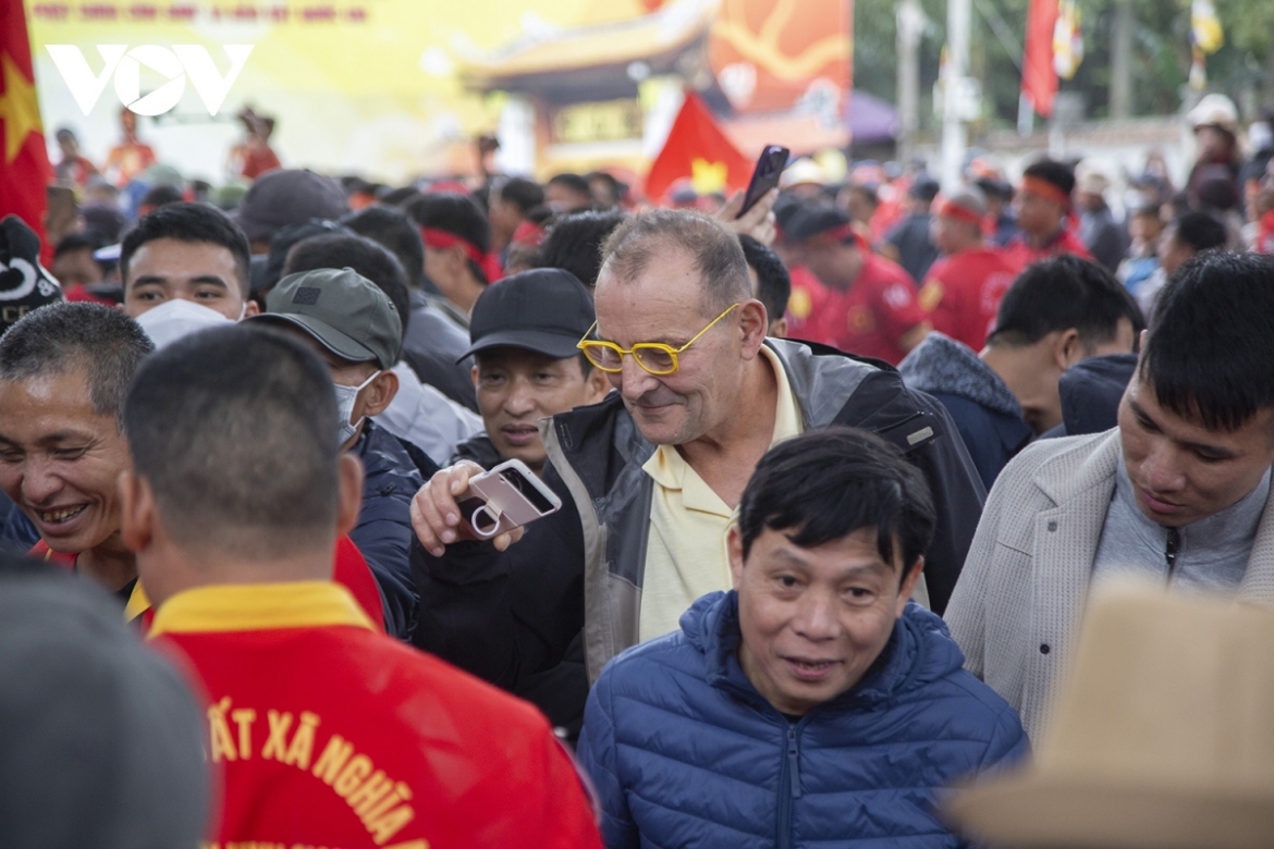 A foreigner is eager to explore Vietnamese culture through the spring festival taking place in the northern region.