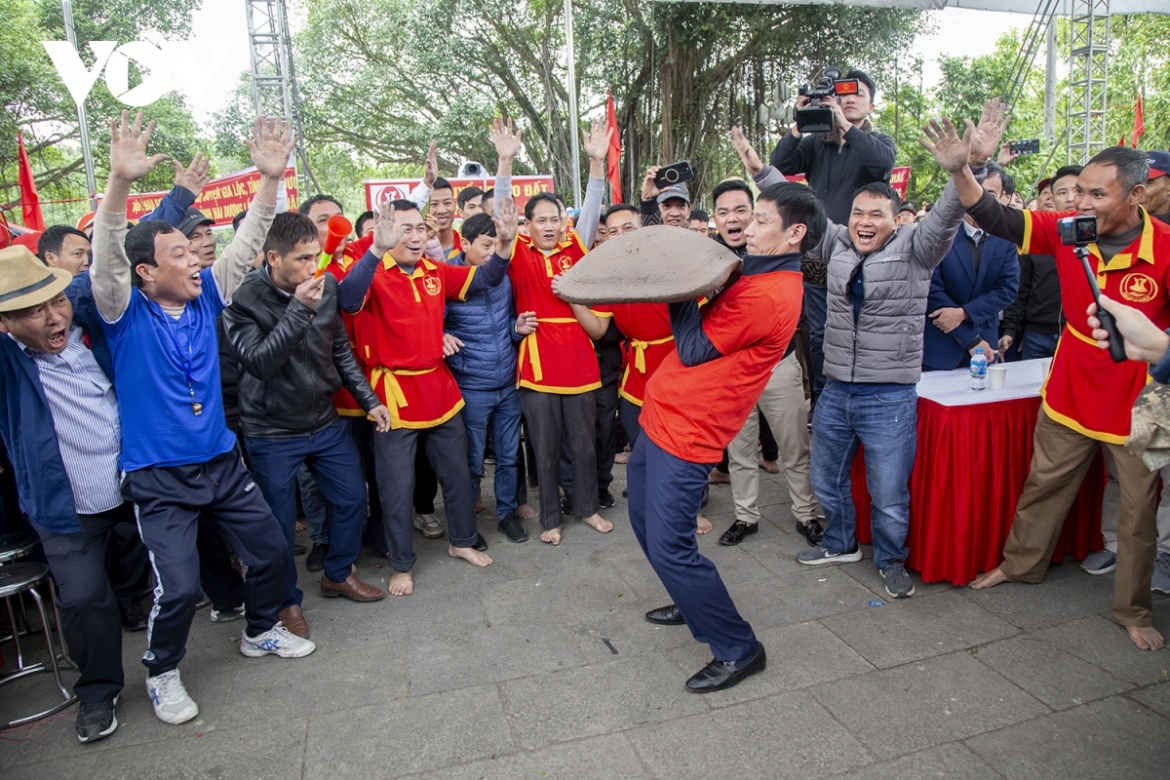 Firecrackers are produced using clay. Each clay firecracker weighs between 30kg and 80kg.