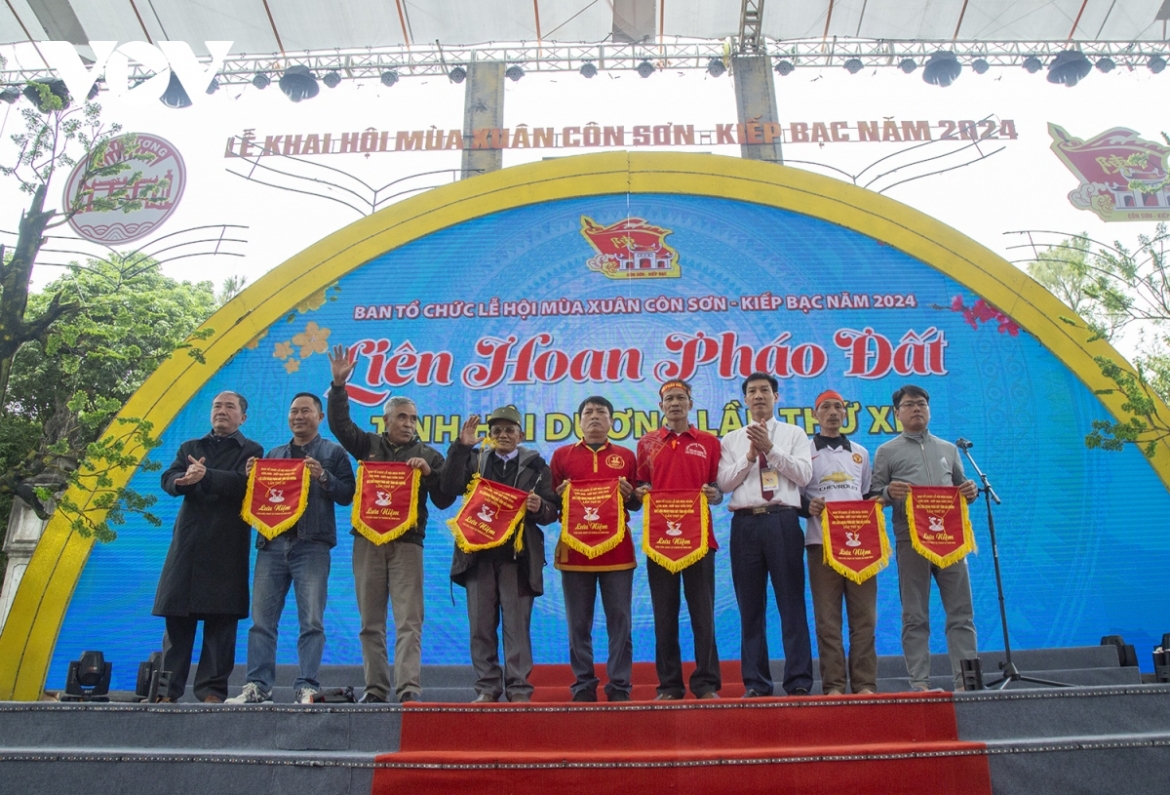 The festival draws the participation of seven teams, including more than 200 firecracker makers from Ninh Giang, Tu Ky, and Gia Loc districts.