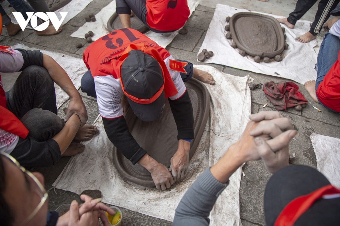 Firecracker makers must be in good health and have experience in clay firecracker contests.