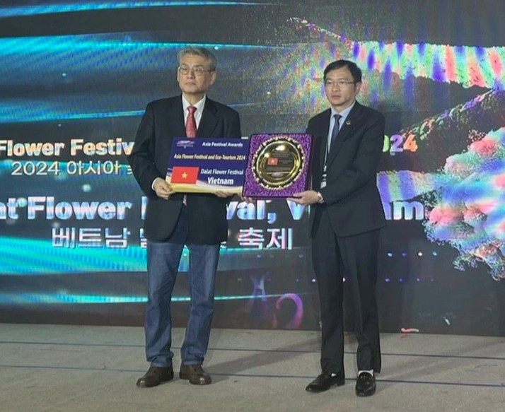 Dang Quang Tu, chairman of the Da Lat City People's Committee, receives certificates from IFEA ASIA representative (Photo: tuoitre.vn)