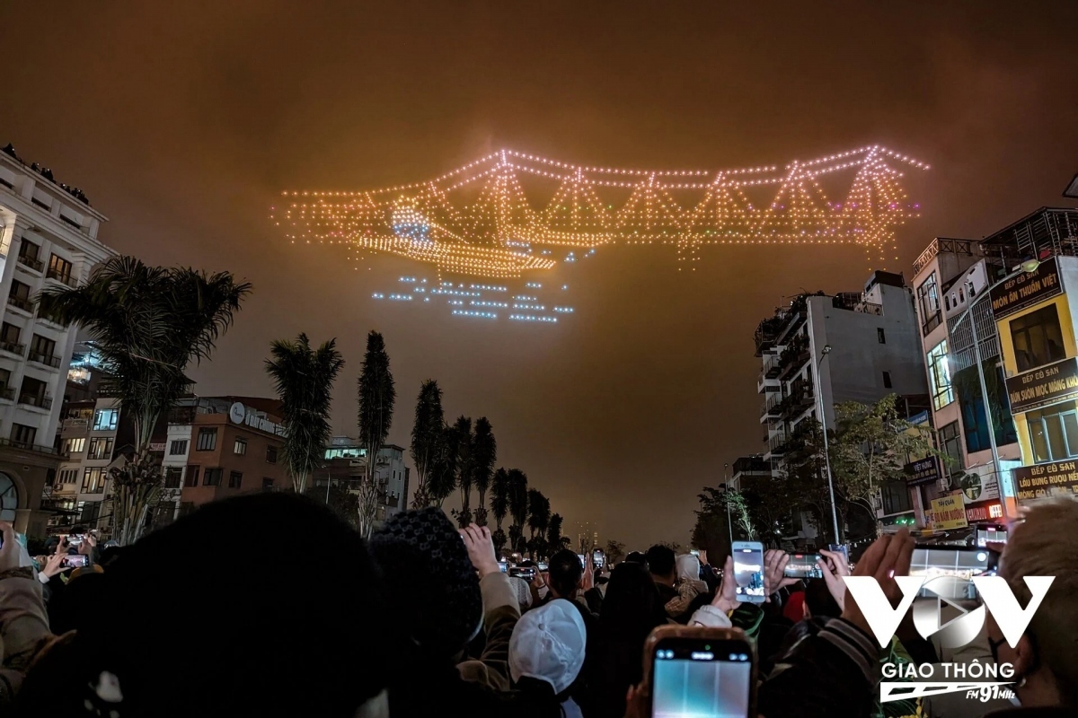 Long Bien Bridge has witnessed many historical events in the capital.