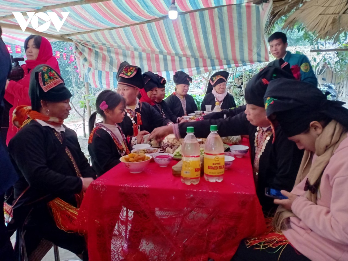 Family members and relatives gather for the Tet party