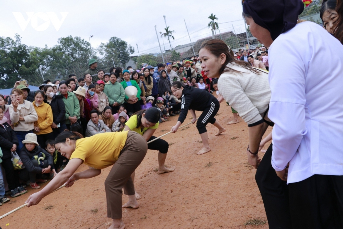 Participants join in playing folk games.