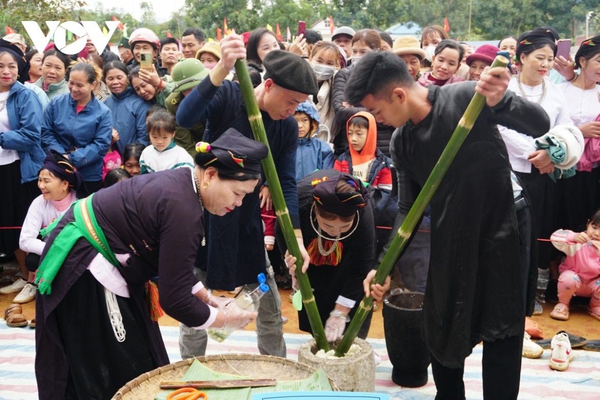 Local people partake in a cooking contest during the festival.