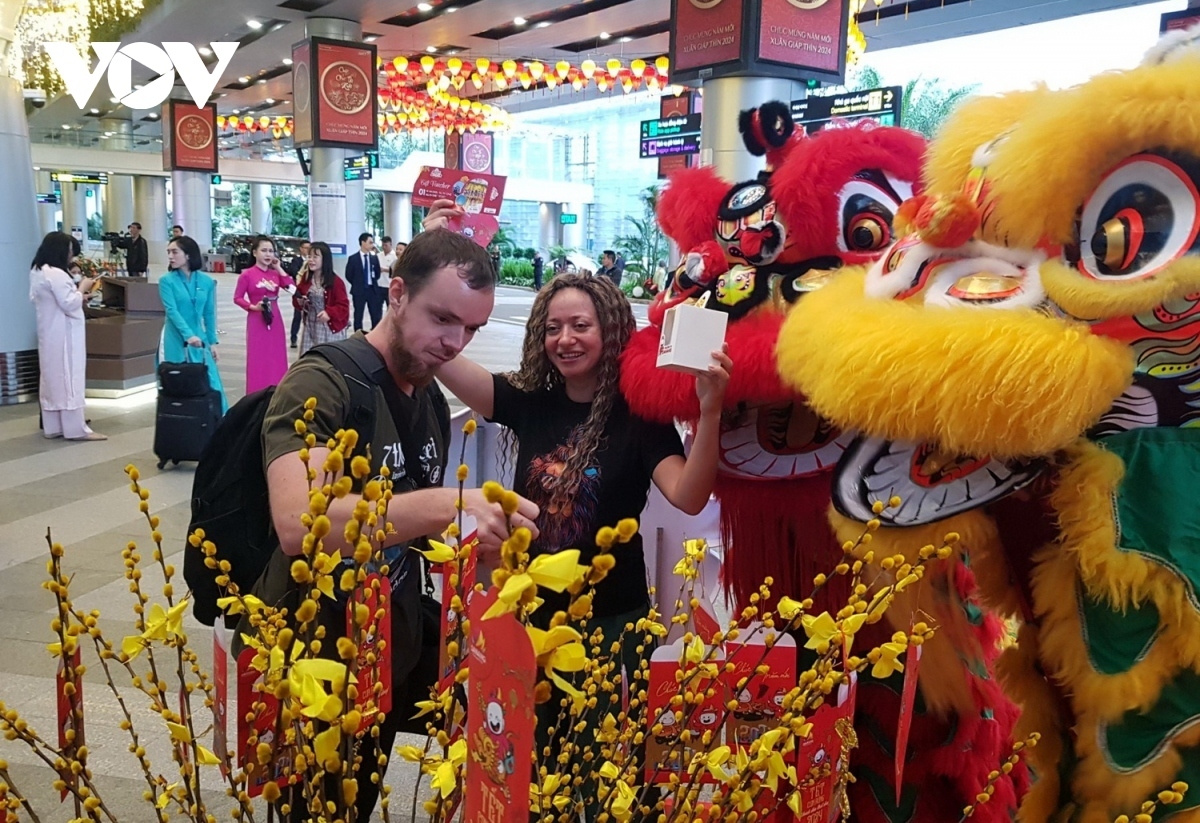 Foreign visotors are eager to discover Vietnamese culture during the lunar New Year holiday