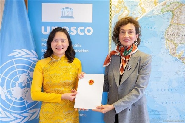 Ambassador Nguyen Thi Van Anh, Permanent Representative of Vietnam to UNESCO (L), presents her credentials to UNESCO Director-General Audrey Azoulay. (Photo: VNA )