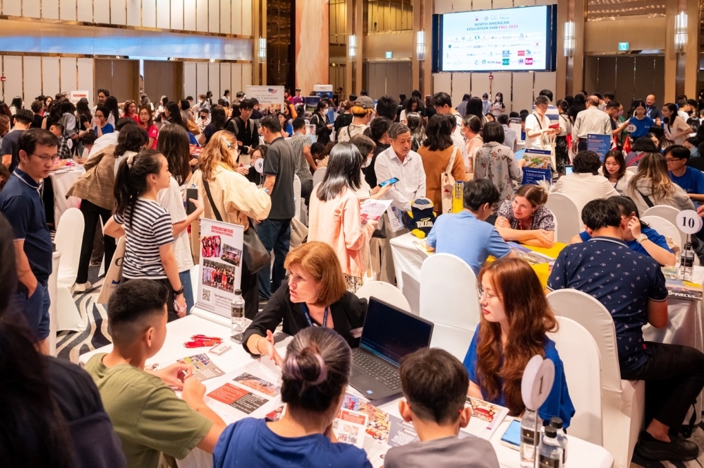 Students receive consultancy from representatives of  colleges and universities in Canada and the US (Photo: AAE)