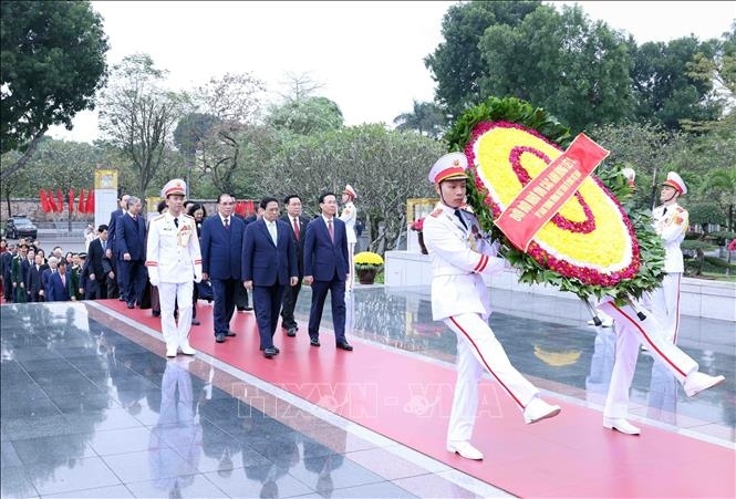 The delegation includes Prime Minister Pham Minh Chinh, State President Vo Van Thuong, and NA Chairman Vuong Dinh Hue. They come together to pay their respects to President Ho Chi Minh, a genius leader and a national hero who devoted his entire life to the Vietnamese country and people, leading the Communist Party of Vietnam and the Vietnamese people to glorious victories.