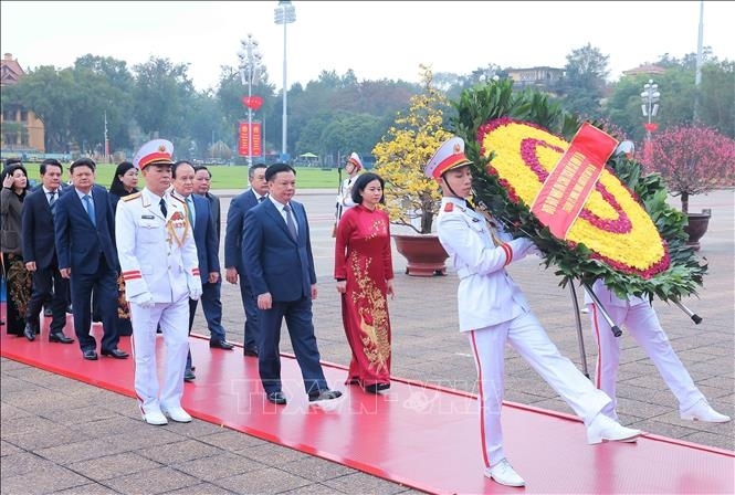 A delegation from Hanoi expresses their great respect and gratitude to President Ho Chi Minh.