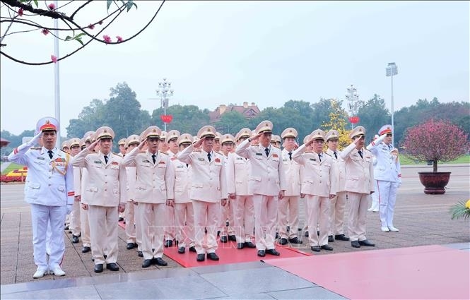 A delegation of the Central Public Security Party Committee of the Ministry of Public Security pay homage to President Ho Chi Minh.