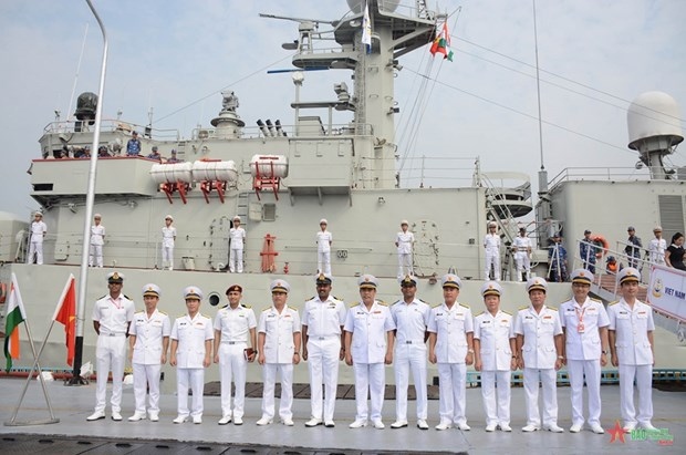 Ship 20 of Naval Region 3’s Brigade 172 is welcomed after arriving in the Indian port city of Visakhapatnam.  (Photo: quandoinhandan.vn)