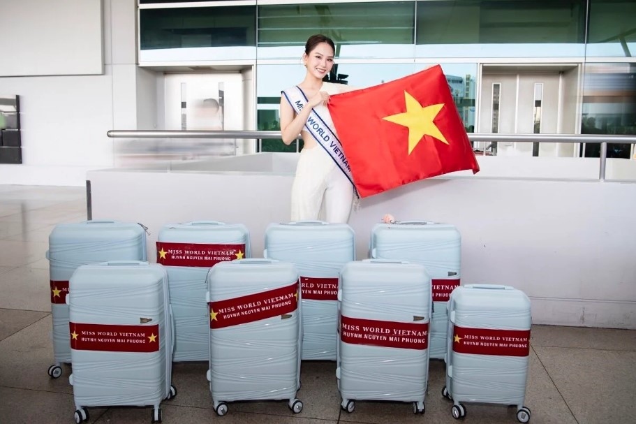 Mai Phuong departs for the 17th Miss World pageant in India. (Photo: vtc.vn)