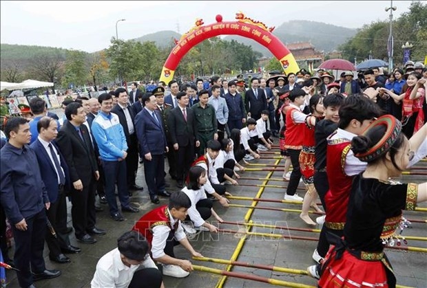 NA Chairman Vuong Dinh Hue joins an activity within the framework of the launching ceremony of Youth Month 2024 and tree-planting festival in Nghe An province. (Photo: VNA)
