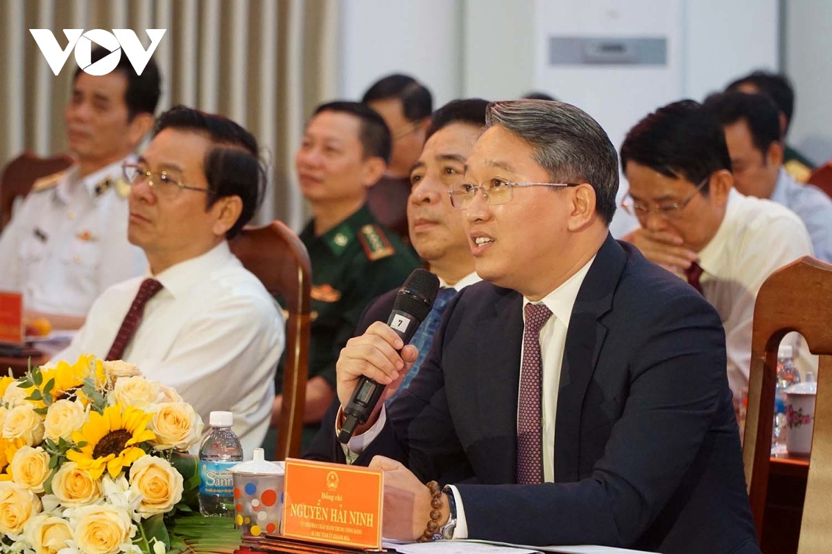 Nguyen Hai Ninh, secretary of the Khanh Hoa Provincial Party Committee, talks to soldiers and islanders on Truong Sa via videoconferencing