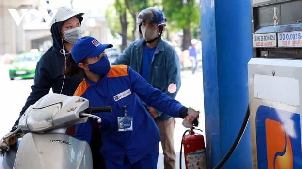 Petrol prices are cut by VND900 per litre ahead of Tet holiday
