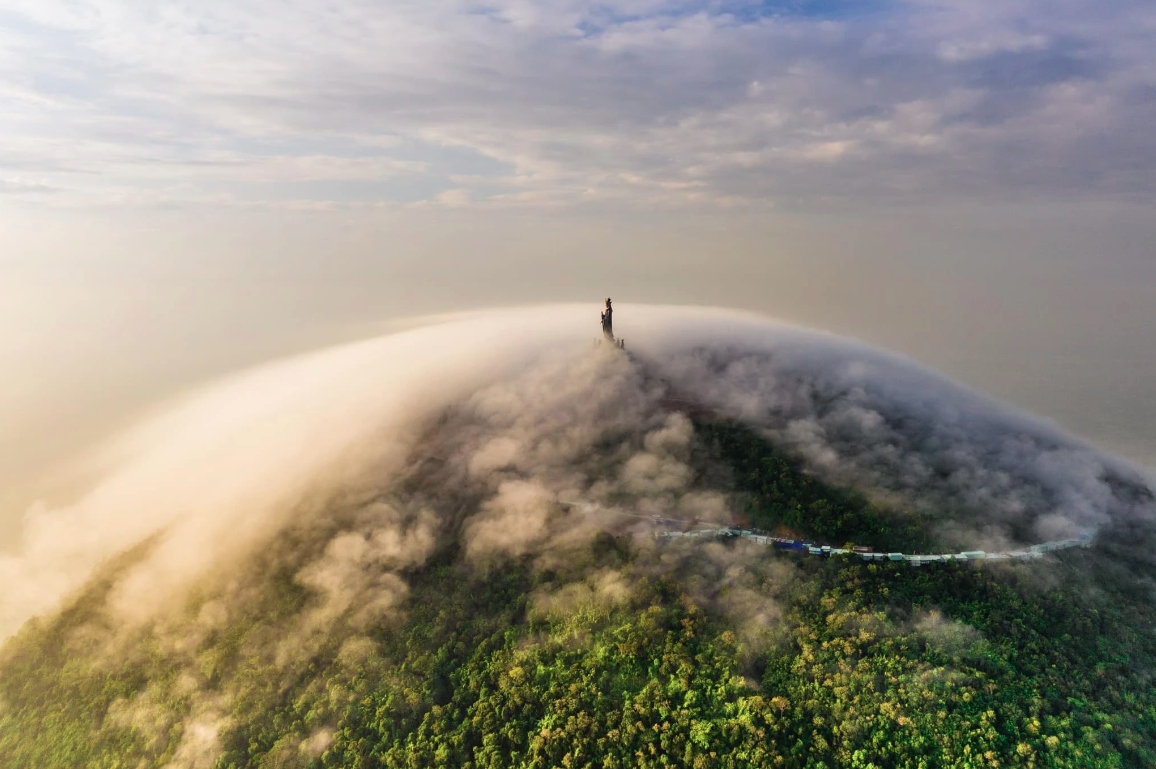 A photo taken by photographer Tran Tuan Viet wins Sony World Photography Awards 2024.