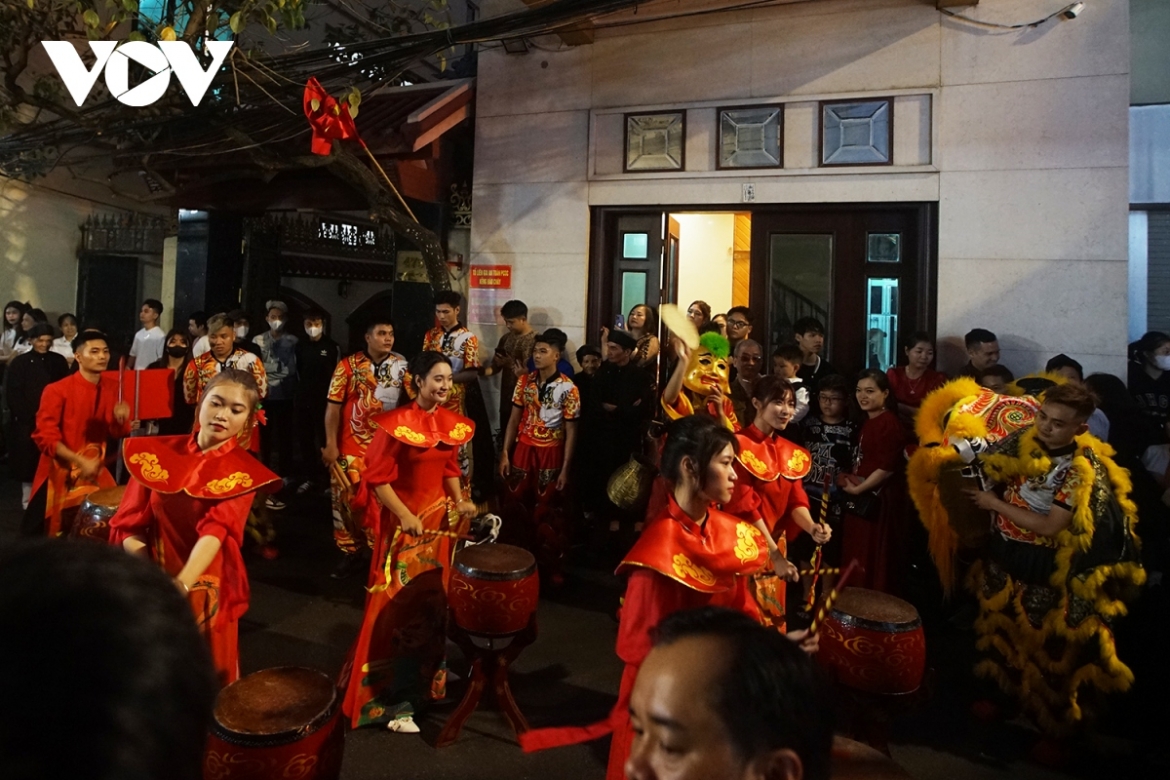 The festival is to commemorate General Tam Lang who lived during the eighth Hung Due Vuong, or the 18th Hung King, period, and struggled to bring peace to the Vietnamese nation. Local people worship him as a deity of the village.