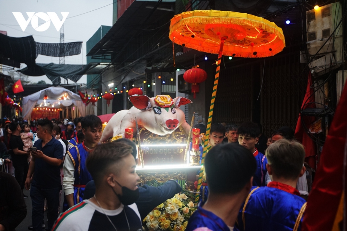 Whenever an enemy threatened the area, the villagers prepared a feast of steamed sticky rice and pork as offerings to the general and his troops before their battles.