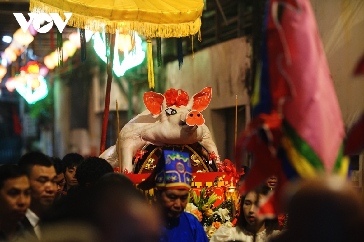 Offerings include a pig, steamed sticky rice, and flowers and fruits displayed on separate palanquins. Especially, the pig is raised throughout the year and normally weighs between 120kg and 200kg.