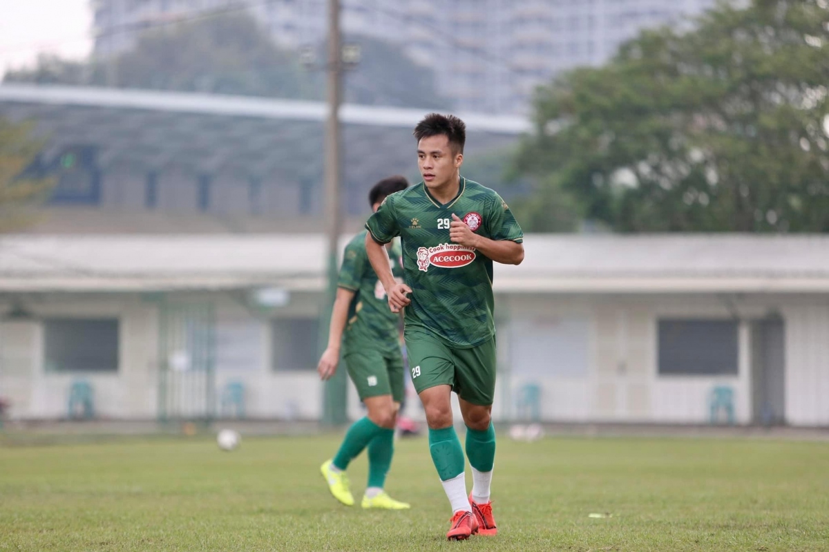 Midfielder Nguyen Trong Long of Hanoi Police FC played for the U23 team at SEA Games 31 where Vietnam successfully defended their championship title. As a central midfielder, he possesses a smart playing style, with physical strength and strong defensive abilities in the middle of the field.