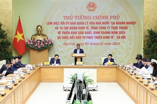 Prime Minister Pham Minh Chinh (standing) addresses the working session with the Commission for Management of State Capital at Enterprises (CMSC) and 19 groups and corporations under the commission's management on February 5.