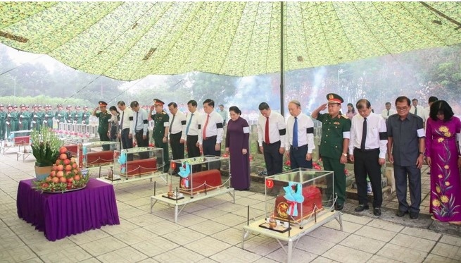 The reburial ceremony is held at the Martyrs’ Cemetery Hill 82 (Photo: VNA)
