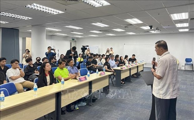 Vietnamese Ambassador to Singapore Mai Phuoc Dung speaks at the job fair. (Photo: VNA)
