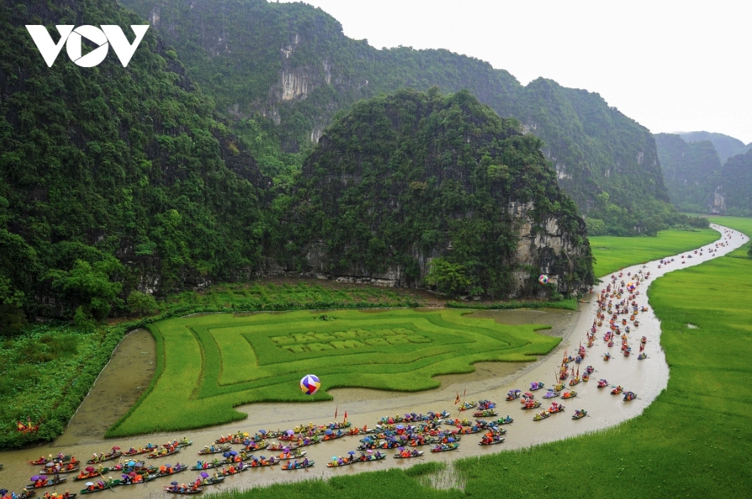 Located roughly 90 kilometres away from Hanoi, the northern province of Ninh Binh is an excellent choice for tourists looking to explore the majestic natural wonders of the country.