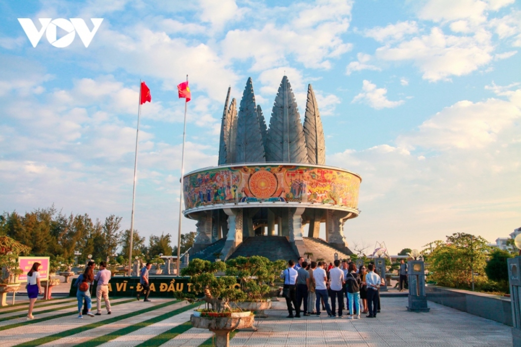 Quang Ninh is the only locality in Vietnam that shares land and sea borders with China. It is a trade gateway to other ASEAN countries and the rest of the world.