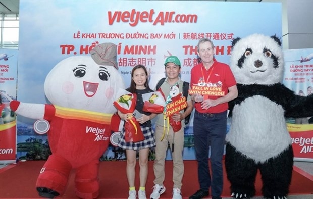 Passengers on the inaugural flight between HCM City and Chengdu are welcomed and wished a happy new year by Vietjet leaders. (Photo: Vietjet)