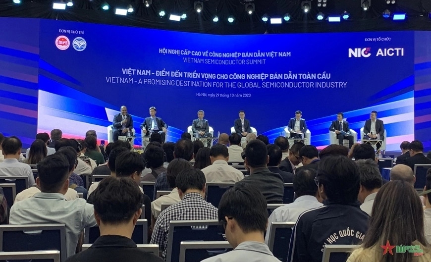 Vietnam Semiconductor Summit in Hanoi on October 29, 2023 has attracted representatives of leading organisations and firms in the semiconductor industry globally. (Photo: PANO)