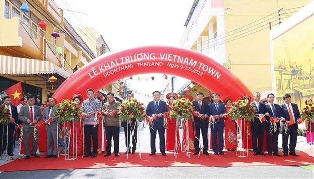 National Assembly Chairman Vuong Dinh Hue and other delegates cut the ribbon to launch the Vietnam Town in Udon Thani province, northeastern Thailand, on December 9, 2023 (Photo: VNA)