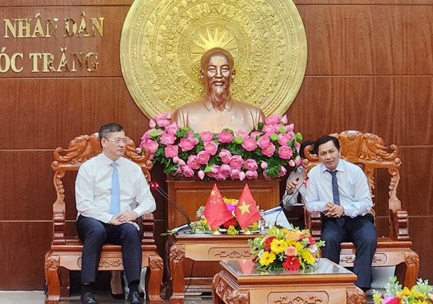 Chairman of the Soc Trang provincial People’s Committee Tran Van Lau (R) receives Chinese Consul General to Ho Chi Minh City Wei Huaxiang. (Photo: https://thoidai.com.vn/)