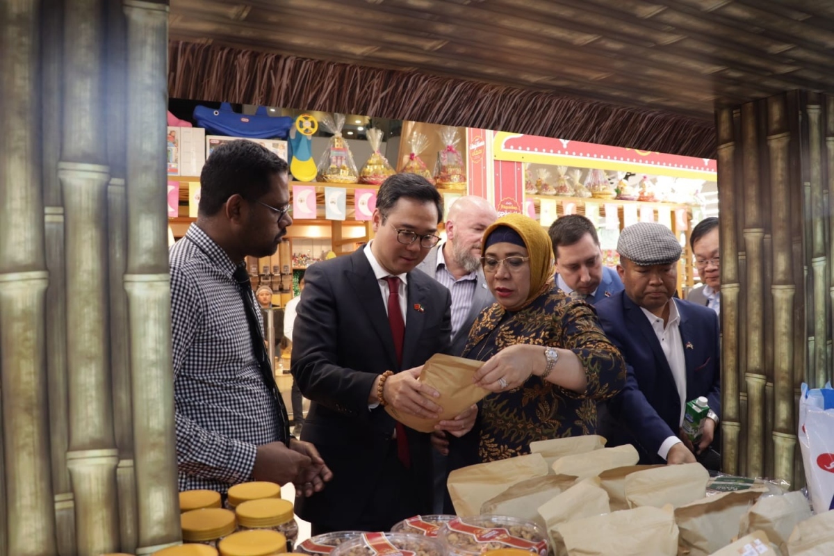 Vietnamese Ambassador to Kuwait Ngo Toan Thang (in black suit) introduces Vietnamese products to Kuwaiti visitors at Lulu Hypermarket. (Photo: baoquocte.vn)