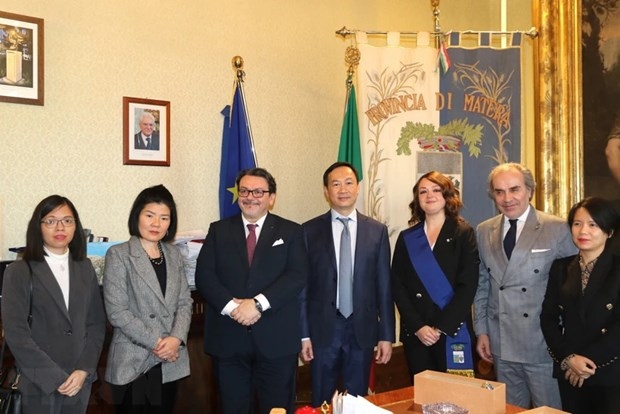 Vietnamese Ambassador to Italy Duong Hai Hung (fourth from left)